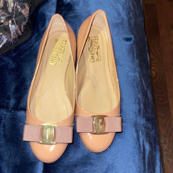 Nude Ferragamo flats - Picture 1 of 3